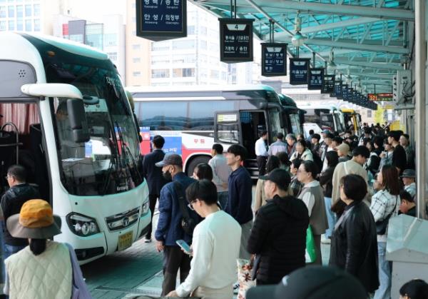 Passengers wait for rides at the Gyeo<em></em>ngdong Intercity Bus Terminal in Cheongju, North Chungcheong Province, on Sunday, after a T-mo<em></em>ney ticketing system malfunction caused delays nationwide. (Yonhap)