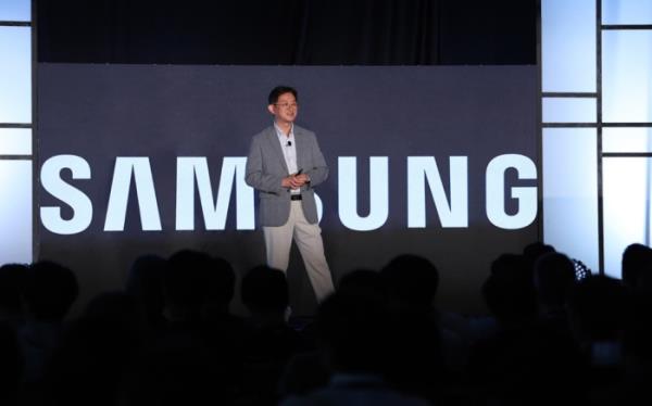 A　Samsung　executive　unveils　the　company's　NAND　strategy　at　FMS　2024,　the　international　annual　meeting　of　flash　memory　chipmakers　in　Santa　Clara